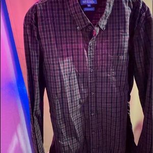 Nice unisex button up shirt.